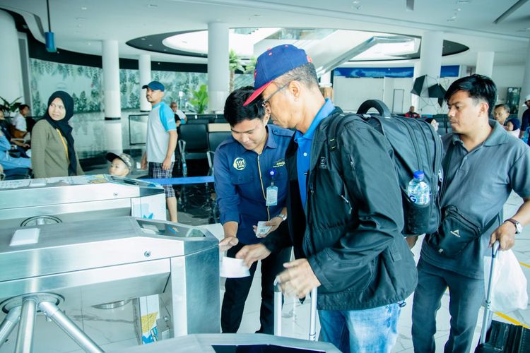 Ilustrasi penumpang kapal feri di pelabuhan penyeberangan