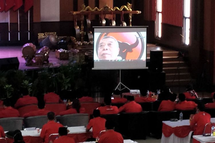 Ketua DPD PDIP Jatim Kusnadi memberikan sambutan melalui video conference pada Rakerda DPD PDIP Jatim di Kota Blitar, Senin (21/6/2021)