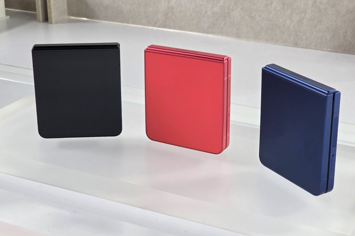 Samsung Galaxy Z Flip 7 tersedia dalam pilihan warna Blue Shadow, Jet Black, dan Coral Red. Serta satu warna eksklusif untuk pembelian online yakni Mint.  
