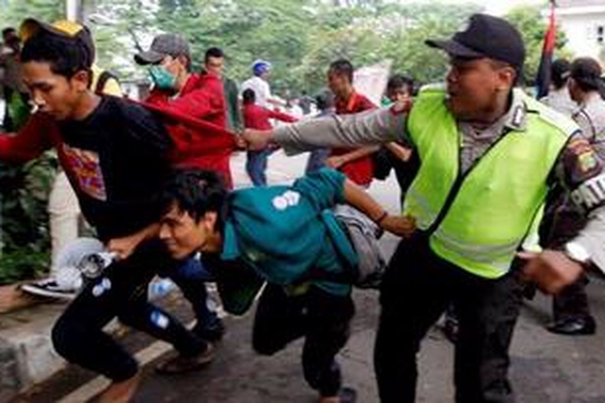 Ilustrasi: Polisi membubarkan aksi mahasiswa Universitas Bung Karno yang mendesak mundurnya Presiden Susilo Bambang Yudhoyono di Jalan Diponegoro, Jakarta Pusat, Rabu (20/10/2010). Dua aktivis mahasiswa ditangkap polisi sedangkan satu mahasiswa mengalami luka tembak di bagian kaki.