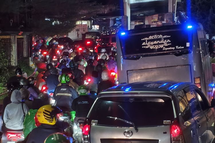 Puncak Arus Balik di Jalur Puncak Bogor, 41.800 Kendaraan Turun ke Jakarta