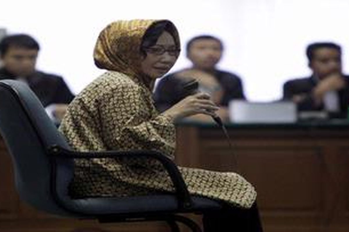 Terdakwa Nunun Nurbaetie menjalani sidang perdana di Pengadilan Tindak Pidana Korupsi, Jakarta, dengan agenda pembacaan dakwaan, Jumat (2/3/2012). Istri mantan Wakil Kapolri, Adang Darojatun tersebut didakwa memberikan suap berupa cek pelawat kepada sejumlah anggota DPR terkait pemilihan Deputi Gubernur Senior Bank Indonesia, Miranda Goeltom tahun 2004.