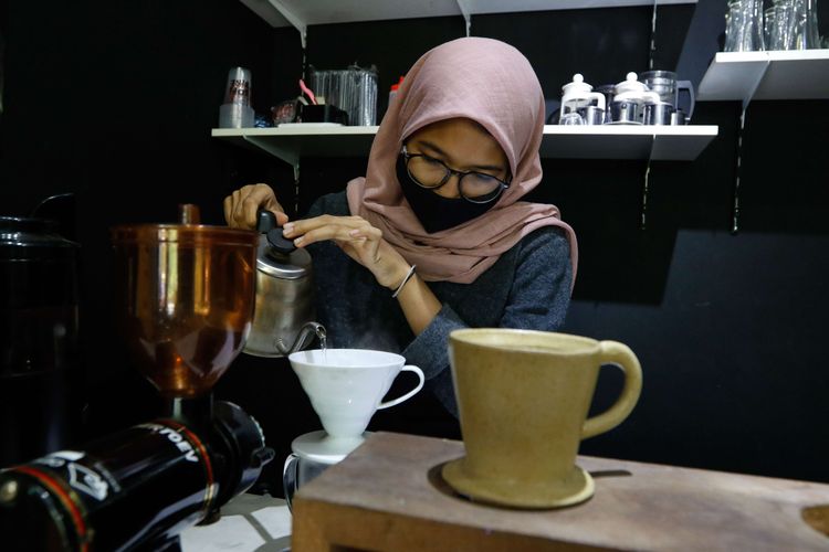 Barista menyeduh kopi di kedai Kopi Bike, Jalan Menjangan Raya, Pondok Ranji, Ciputat Timur, Tangerang Selatan, Minggu (19/7/2020). Kopi Bike milik Win Hasnawi ini tak sekedar menjajakan kopi nusantara tapi juga memberi edukasi tentang kopi.