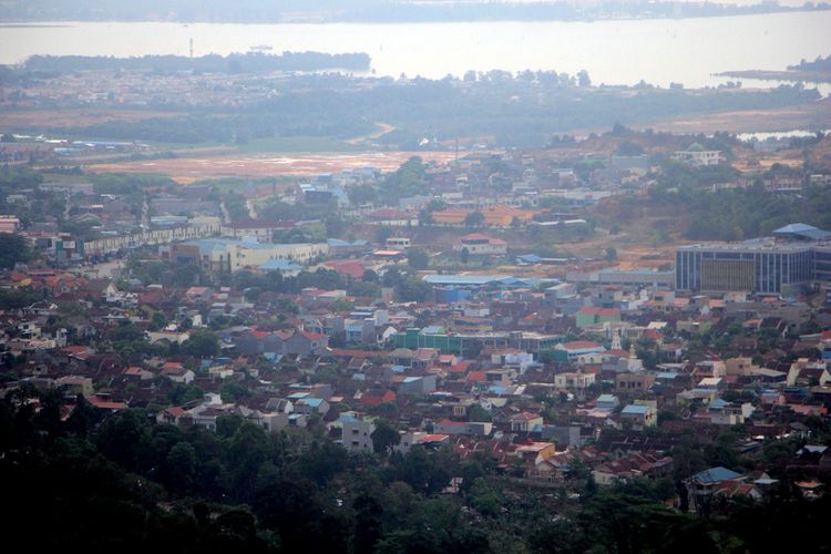 Salah satu kawasan pemukiman di Kota Batam saat diambil dari ketinggian, saat ini di Batam masih banyak pemukiman yang belum mengantongi sertifikat termasuk rumah ibadah dan Barang Milik Negara