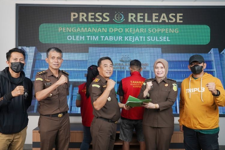 Dua DPO pelaku perzinahan saat diekspose oleh Tim Tabur Kejati Sulsel, Selasa (23/4/2024)