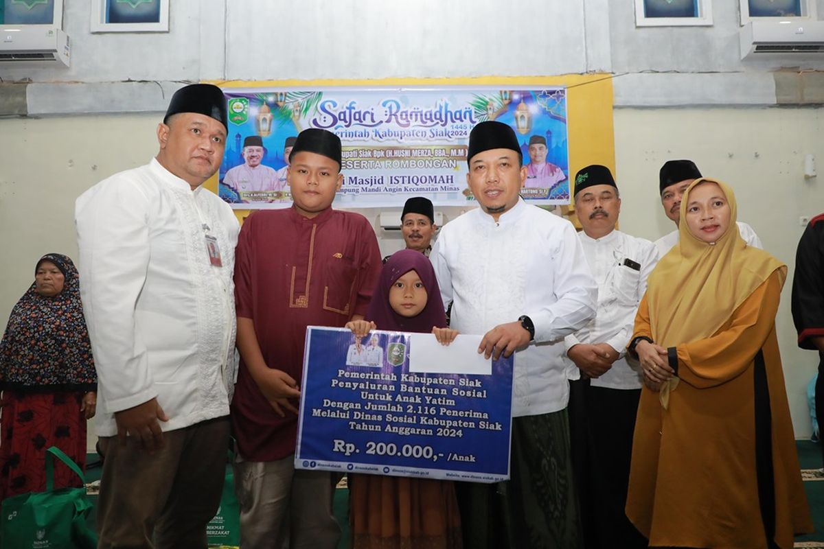 Wakil Bupati (Wabup) Kabupaten Siak Husni Merza bersama sejumlah pihak menyerahkan bantuan lansung kepada anak yatim dalam kegiatan Safari Ramadhan ke Dusun Makaeb, Kampung Mandiangin, Kecamatan Minas, Kamis (21/3/2024).