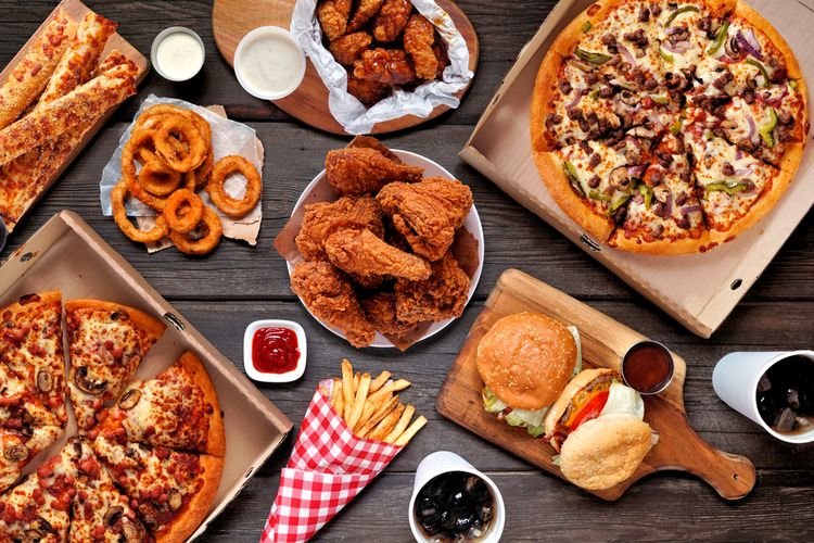 Ilustrasi makanan cepat saji, makanan pantangan saat kadar kolesterol tinggi termasuk makanan cepat saji