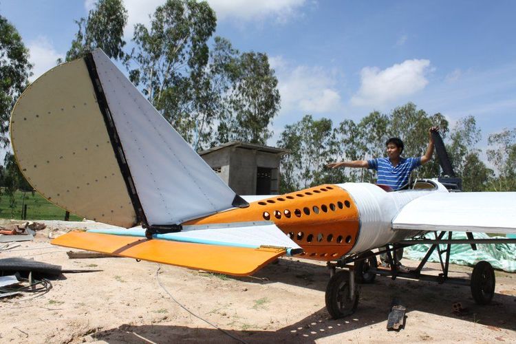 Paen long, montir asal Kamboja yang berhasil merakit pesawat berbekal video di YouTube.