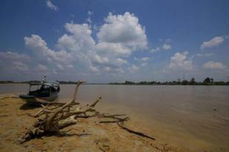 Sebuah ketinting tambat di pinggir Sungai Mahakam di Kecamatan Kota Bangun, Kutai Kartanegara, Kaltim, Selasa (2/9/2014). Kawasan ini merupakan salah satu habitat mamalia air tawar terancam punah  yaitu pesut mahakam, yang populasinya tidak lebih dari 90 ekor.