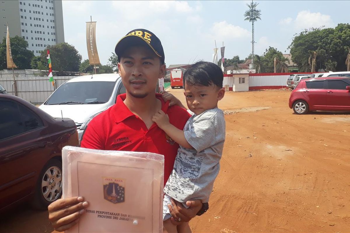 Dede Effendi Petugas PJLP Damkar Jakarta Pusat yang berharap bisa miliki Rusunami DP Rp 0 di Pondok Kelapa, Jakarta Timur, Selasa (13/8/2019).