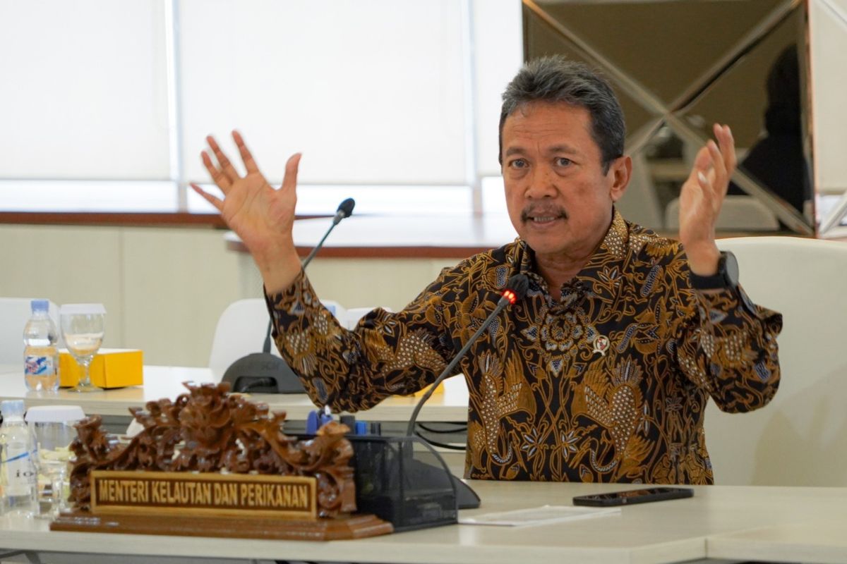 Menteri Kelautan dan Perikanan (Menteri KP) Sakti Wahyu Trenggono dalam acara silaturahmi bersama puluhan pelaku usaha perikanan dari Jawa Tengah (Jateng) dan Jawa Barat (Jabar) melalui Zoom meeting, Senin (16/10/2022).
