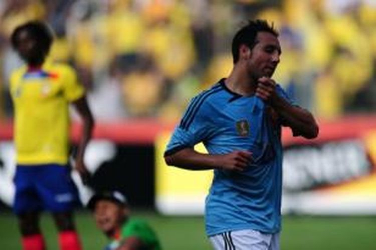 Gelandang serang Spanyol, Santi Cazorla, saat merayakan golnya ke gawang Ekuador pada laga persahabatan di Stadion Monumental Isidro Romero Carbo, Rabu atau Kamis (15/8/2013) dini hari WIB. Spanyol menang dua gol tanpa balas pada laga tersebut. 