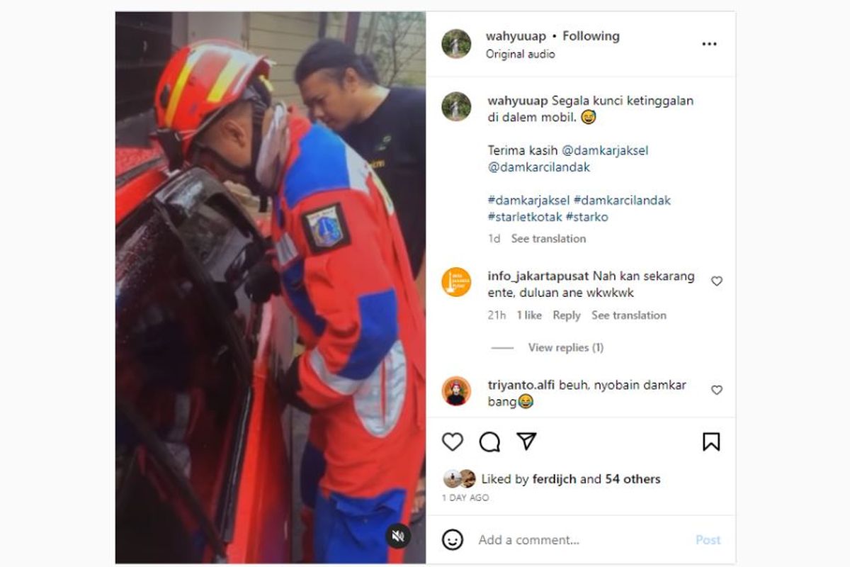 Kunci tertinggal di dalam mobil dan pintunya terkunci