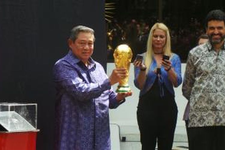 Presiden Susilo Bambang Yudhoyono saat mengangkat trofi Piala Dunia