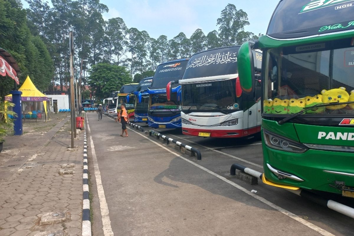 Penampakan bus AKAP yang terparkir di area Terminal Poris Plawad, Tangerang, Kamis (28/12/2023). Di area terminal, para penumpang cenderung sepi menjelang momen tahun baru 2024.