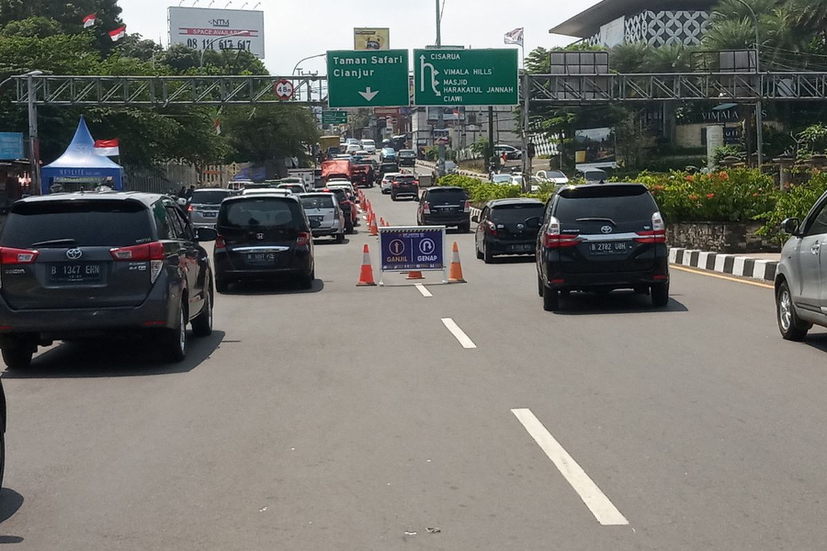 Uji coba pembatasan kendaraan dengan sistem ganjil genap di jalur Puncak Bogor, Jawa Barat, mulai diberlakukan pada hari ini Jumat (3/9/2021).
