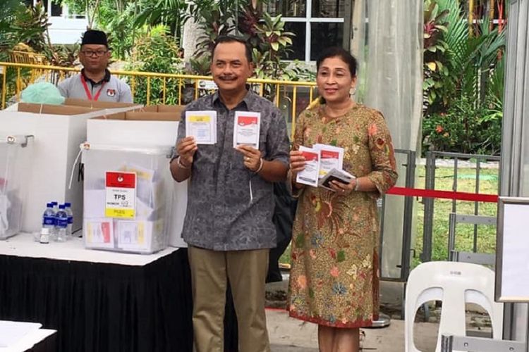 : Duta Besar Indonesia untuk Singapura Ngurah Swajaya beserta istri Mahaswi Swajaya menunjukan surat suara pemilihan presiden dan pemilihan legislatif yang telah dicoblos dan akan dimasukan ke kotak suara