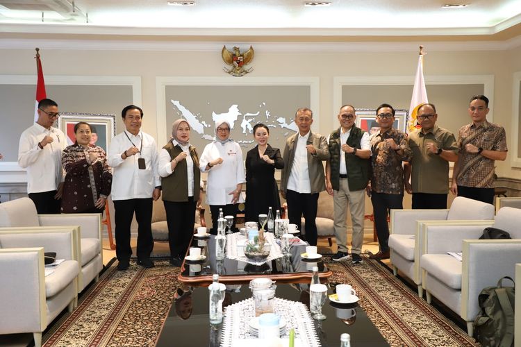 Menteri Pendayagunaan Aparatur Negara dan Reformasi Birokrasi (PANRB) Rini Widyantini menerima Wakil Kepala Badan Pengusahaan (BP) Batam Li Claudia Chandra di Kantor Kementerian PANRB, Senin (17/11/2025).