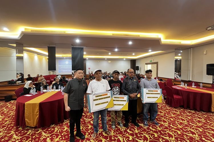 Penyerahan restitusi secara simbolik kepada perwakilan korban tragedi Kanjuruhan oleh Ketua LPSK Bridgen Pol (Purn) Achmadi, Kamis (28/8/2025).