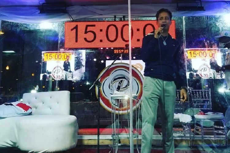 Penyanyi Republik Dominika Carlos Silver ketika tampil dalam upaya memecahkan rekor dunia bernyanyi selama 106 jam beruntun.