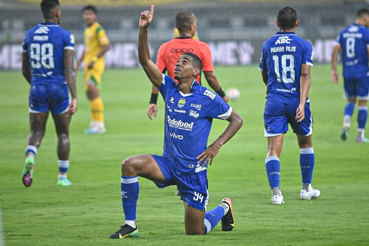 Penyerang Persib Bandung, Uilliam Barros, merayakan gol pada pertandingan pekan kelima Super League 2025-2026 Persib Bandung vs Persebaya Surabaya di Stadion Gelora Bandung Lautan Api (GBLA).