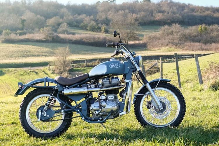 Royal Enfield Classic 500 bergaya scrambler garapan Baak Motocyclettes