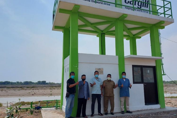 Penyerahan simbolis bantuan sumur bor dan tower air bersih PT Cargill Indonesia (Cocoa and Chocolate) kepada warga Manyar Sidorukun di Kecamatan Manyar, Gresik.