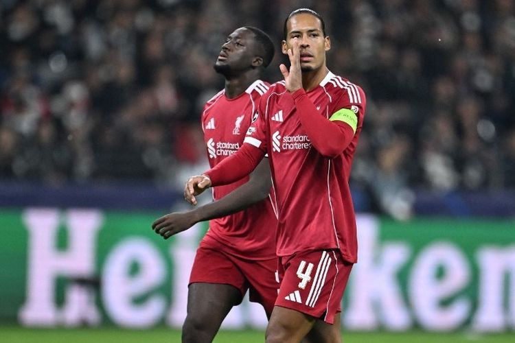 Dua bek tengah Liverpool, Ibrahima Konate dan Virgil van Dijk, mencetak gol pada partai matchday 3 Liga Champions Eintracht Frankfurt vs Liverpool di Deustche Bank Park pada Kamis (23/10/2025) dini hari WIB.