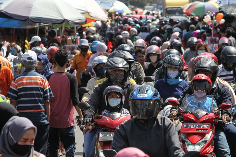 Suasana Pasar Anyar Kota Bogor di tengah aturan Pembatasan Sosial Berskala Besar karena pandemi Covid-19, Sabtu (16/5/2020). Pasar Anyar Kota Bogor ramai pengunjung.