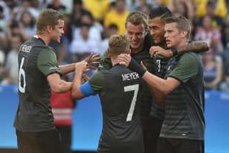 Para pemain Jerman merayakan gol Lukas Klostermann ke gawang Nigeria pada semifinal Olimpiade Rio, Rabu (17/8/2016). 
