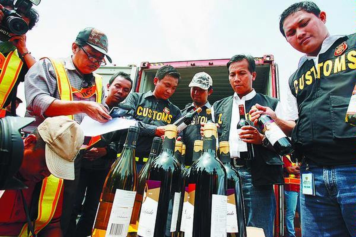 Kantor Pelayanan Utama Bea dan Cukai Tipe A Tanjung Priok menggelar barang bukti berupa tiga kontainer berisi minuman beralkohol yang berhasil ditegah di Pelabuhan Tanjung Priok, Selasa (25/11). Barang bukti yang berhasil diamankan sebanyak 9.953 botol dan 1.400 karton minuman beralkohol berbagai merek senilai Rp 6,4 miliar.