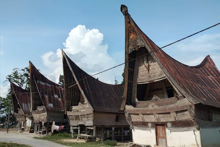 Bentuk rumah adat di Kabupaten Tobasa Balige.