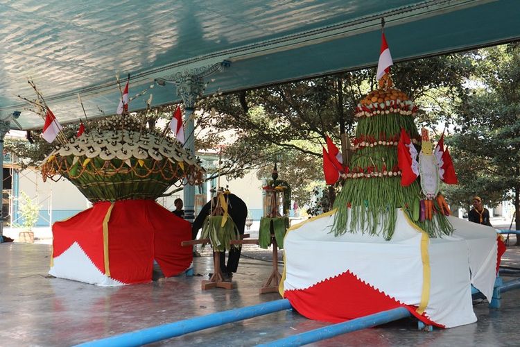 Gunungan kakung dan putri dalam prosesi grebeg besar di Keraton Surakarta Hadiningrat. 