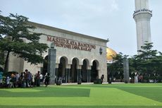 Cegah Corona, Disinfektan Disemprotkan di Masjid Raya Bandung