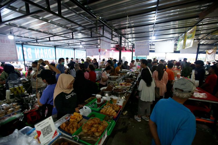 Pedagang melayani pembeli menu untuk berbuka puasa (takjil) di Pasar Bendungan Hilir, Jakarta, Rabu (13/3/2024). Pasar yang ada pada bulan suci Ramadhan ini menjadi pusat berburu beraneka ragam jajanan dan masakan untuk menu berbuka puasa.