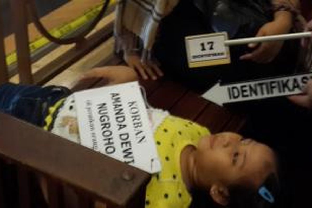 Salah satu adegan rekonstruksi korban anak tewas tersetrum listrik, Amanda Dewi Nugroho (7) di Senayan Trade Center (STC) Senayan, Jakarta, Kamis (28/5/2015).