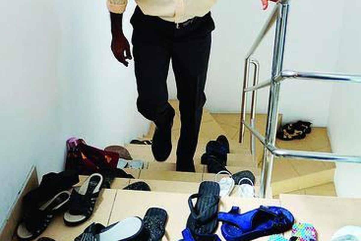 Mantan Presiden Maladewa Mohamed Nasheed menaiki tangga rumahnya, di Male, ibu kota Maladewa, Kamis (9/2). Pengadilan kriminal Maladewa telah mengeluarkan perintah penahanan untuk Nasheed dan mantan Menteri Pertahanan dalam kabinetnya.