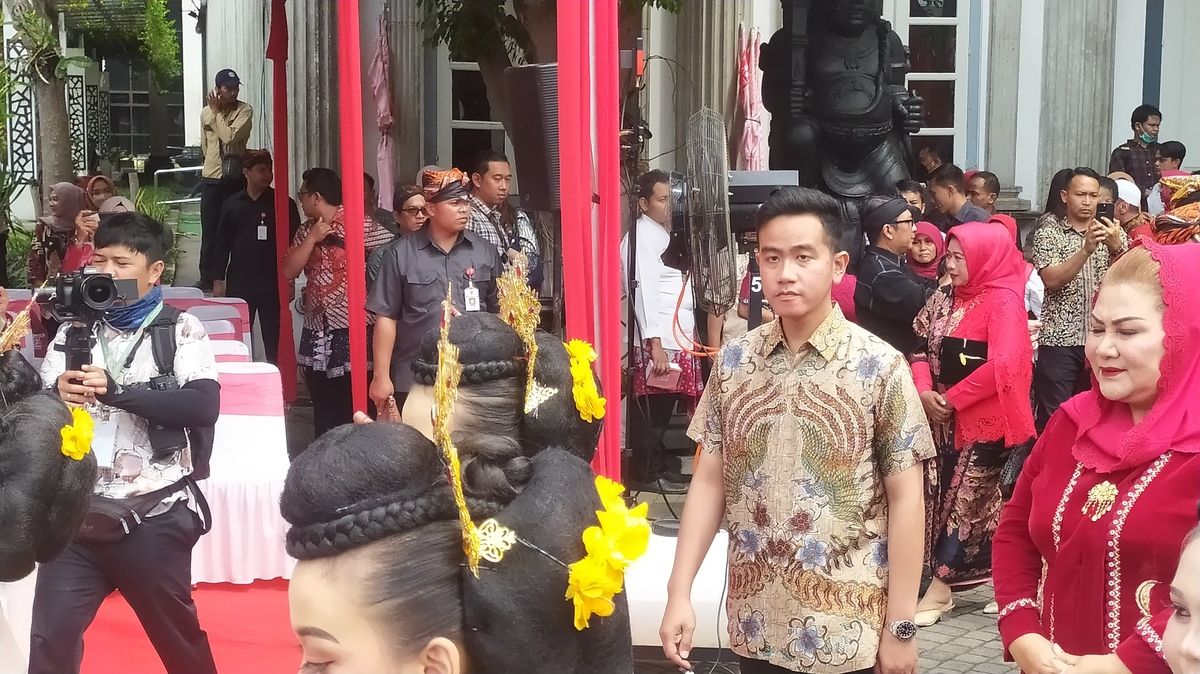 Menggunakan Batik dan Celana Hitam, Wali Kota Solo Gibran Hadiri Pawai Dugderan di Kota Semarang