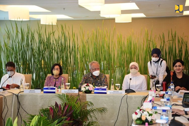 Menteri PUPR Basuki Hadimuljono bersama dengan Menteri Keuangan Sri Mulyani Indrawati dan Menteri Ketenagakerjaan Ida Fauziyah berkumpul dalam Rapat Keraja Komite Tapera, di Jakarta, Rabu (28/12/2022).