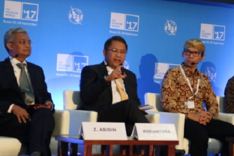 Menteri Komunikasi dan Informatika Rudiantara (tengah) saat jumpa pers di acara ITU Telecom World 2017 di Busan, Korea Selatan, Senin (25/9/2017).