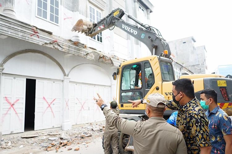 Akibat tidak memiliki surat izin mendirikan bangunan, rumah akan dibongkar paksa oleh pemerintah. Padahal cara mengurus IMB sangat mudah. IMB adalah izin mendirikan bangunan dikeluarkan oleh pemda. 