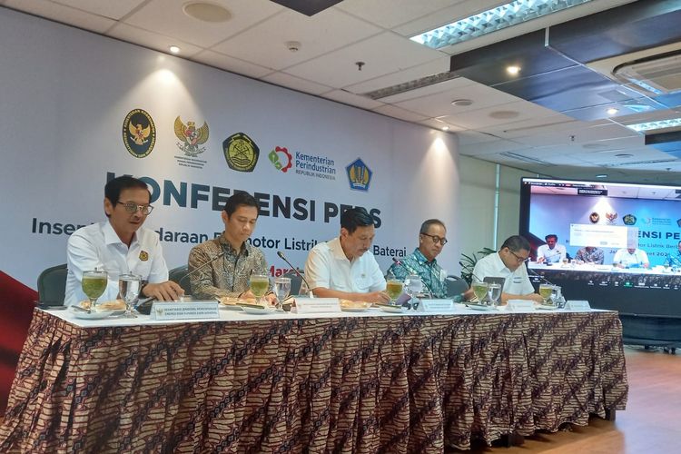 Menteri Koordinator Bidang Kemaritiman dan Investasi (Menko Marves) Luhut B Pandjaitan, Menteri Perindustrian Agus Gumiwang Kartasasmita, Deputi Bidang Perniagaan dan Industri Kemenko Perekonomian, Sekretaris Jenderal Kemenhub Energi dan Sumber Daya Mineral Rida Mulyanaq, dan Kepala Badan Kebijakan Fiskal dalam konferensi pers Insentif Kendaraan Bermotor Listrik Berbasis Baterai di kantor Kemenko Marves, Jakarta, Senin (6/3/2023).