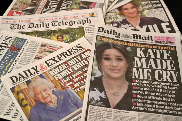 Susunan surat kabar harian Inggris yang difoto sebagai ilustrasi di Brighton pada 8 Maret 2021, menampilkan berita utama halaman depan yang melaporkan kisah wawancara yang diberikan oleh Meghan, Duchess of Sussex, istri Pangeran Harry Inggris, Duke of Sussex, kepada Oprah Winfrey , yang ditayangkan di CBS penyiar AS.