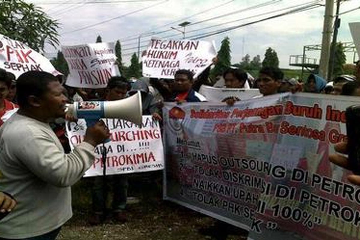 Buruh outsourcing yang dipekerjakan di PT Petrokimia Gresik Jumat (13/1/2012), berunjuk rasa ke Kantor Dinas Tenaga Kerja Kabupaten Gresik Jawa Timur menuntut kenaikan upah dan penghapusan outsourcing.