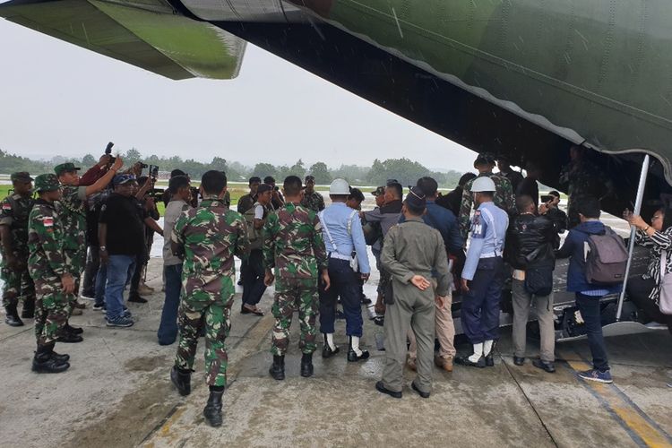 Pengangkutan pengungsi dari Base Ops Lanud Silas Papare Jayapura menuju Wamena, Kabupaten Jayawijaya, Papua, Rabu (9/10/2019)