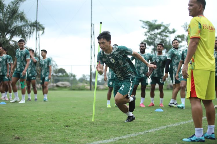 Wahyudi Hamisi kala melakoni sesi latihan bersama PSS Sleman. Pada Jumat (8/3/2024), Wahyudi Hamisi resmi dijatuhi sanksi larangan bermain dalam tiga pertandingan oleh Komite Disiplin PSSI atas perbuatannya menendang kepala pemain Persebaya, Bruno Moreira pada pekan ke-27 Liga 1 2023-2024.