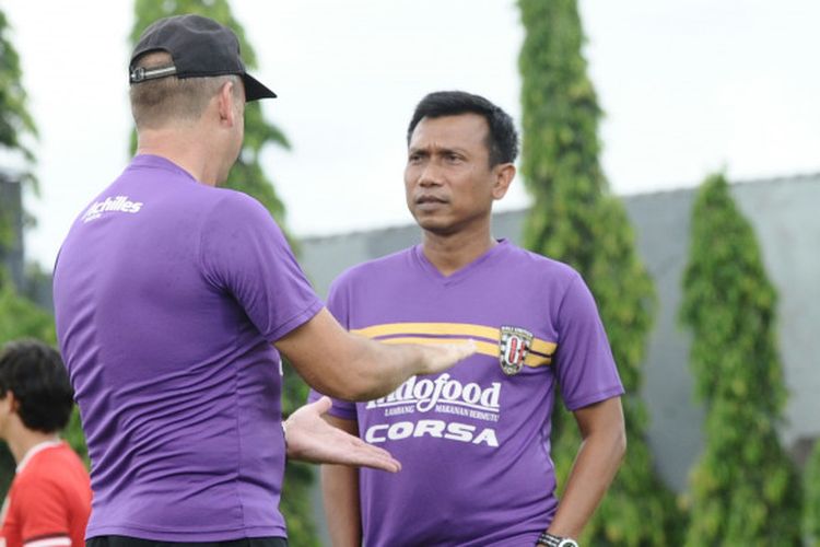 Pelatih kepala Bali United, Widodo Cahyono Putro (kanan) berdiskusi dengan Hans Peter Schaller, salah satu staf pelatihnya saat memantau latihan Bali United di Lapangan Banteng, Seminyak, Rabu (3/1/2018).