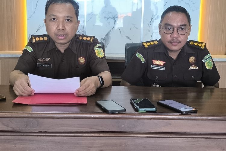 Dari kiri Kasi Pidsus Ali Munip dan Kasi Intel Kejari Pamekasan Ardian Junaedi menyampaikan penanganan kasus dugaan pemotong bantuan PKH, Kamis (11/12/2025).