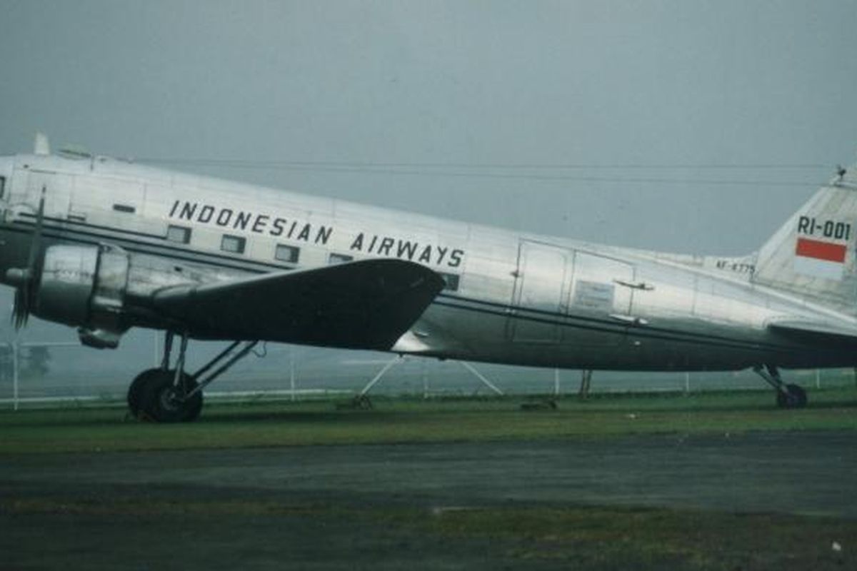 Replika Indonesian Airways, Dakota RI-001 Seulawah. Pembelian pesawat ini pada 1948 menggunakan hasil patungan rakyat Aceh senilai 20 kilogram emas.