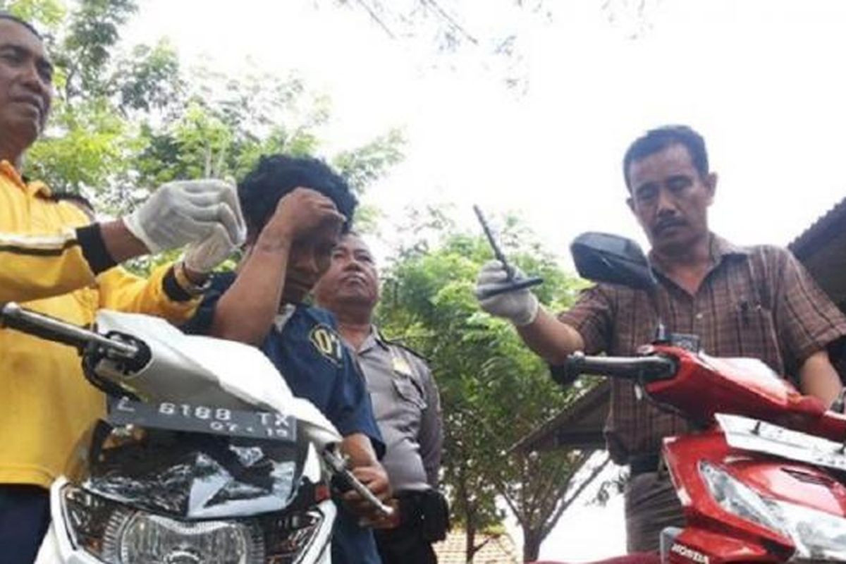 Tersangka maling motor dan barang bukti motor yang disita Polsek Kenjeran, Surabaya. 